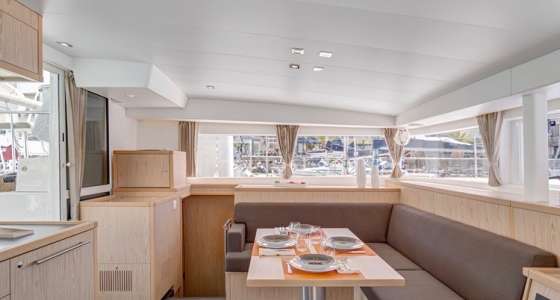 Lagoon 400 S2 dining zone